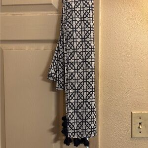 Geometric Black and White Tassel Scarf